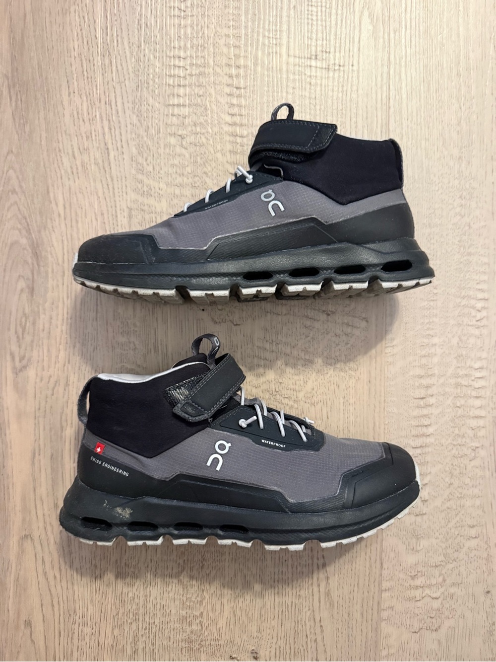 On Running Kids Mid-Top Sneakers in Gray and Black